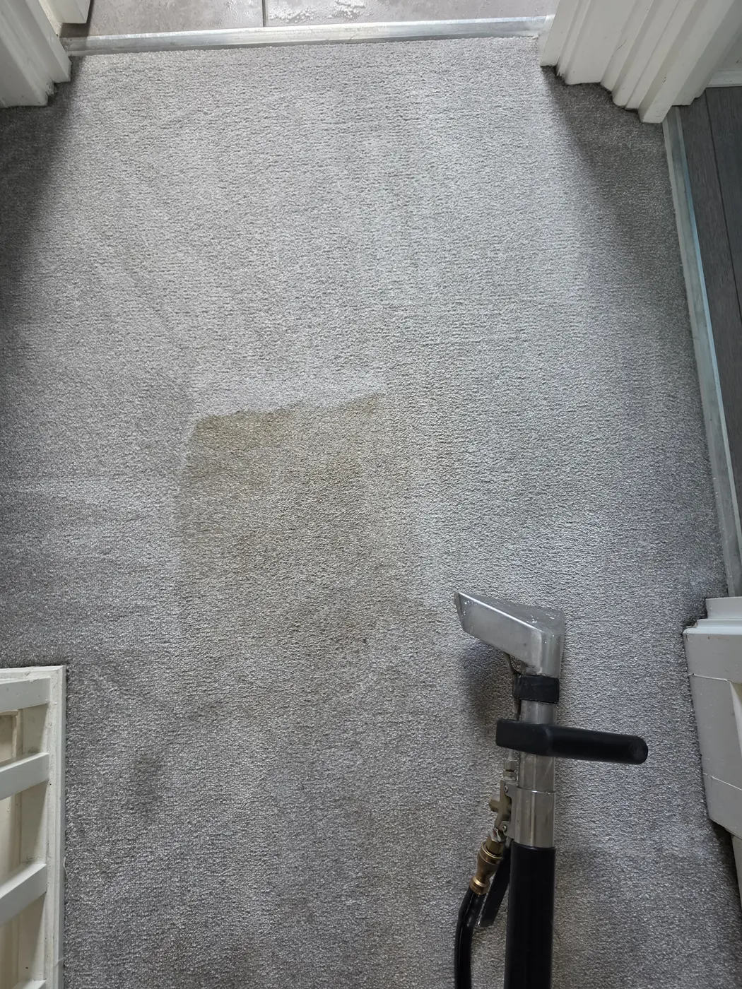 Carpet & Upholstery Cleaning Knottingley & Ferrybridge 1 Professional extraction wand on a light grey carpet